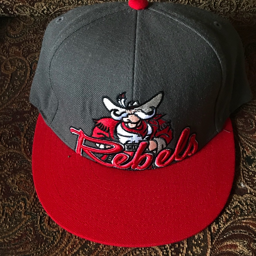VINTAGE UNLV RUNNIN REBELS SNAPBACK